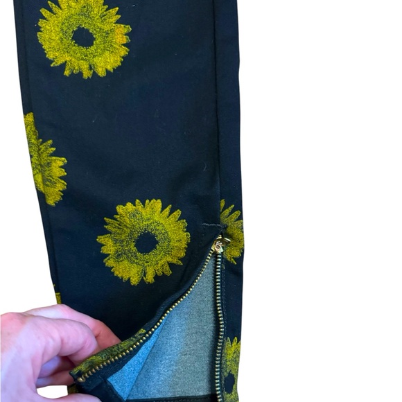 Like New Guess Jeans - Picture 10 of 13